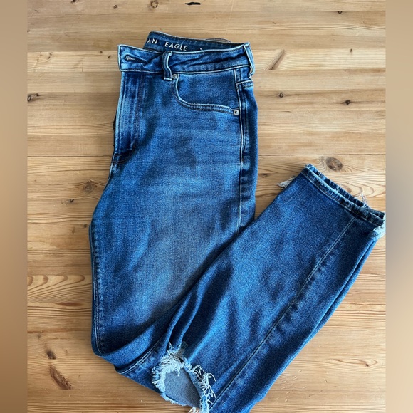 AE mom jeans Sz 6 - Picture 1 of 3